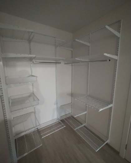 Белая П-образная гардеробная с выдвижными корзинами, ~2,4×1,8 м, фото 1