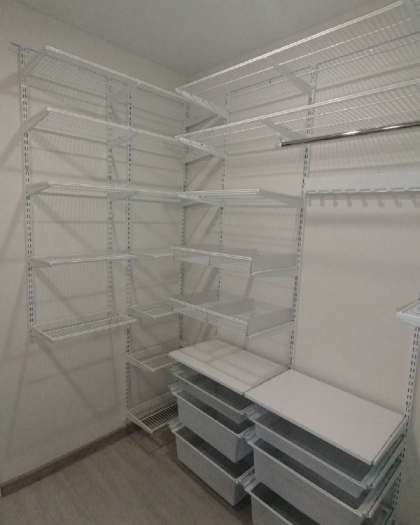 Белая П-образная гардеробная с выдвижными корзинами, ~2,4×1,8 м, фото 1