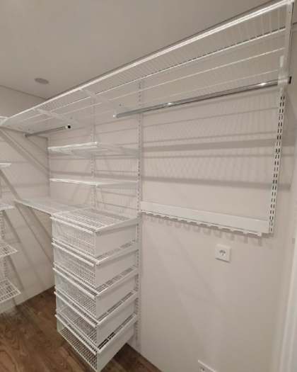 Белая П-образная гардеробная с выдвижными корзинами, ~2,4×2 м, фото 3