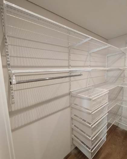 Белая П-образная гардеробная с выдвижными корзинами, ~2,4×2 м, фото 4