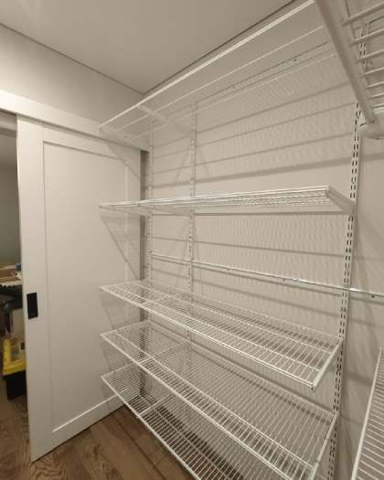 Белая П-образная гардеробная с выдвижными корзинами, ~1,5×2,1 м, фото 1