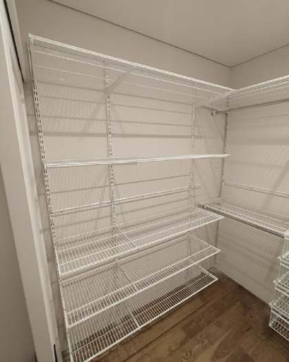 Белая П-образная гардеробная с выдвижными корзинами, ~1,5×2,1 м, фото 2