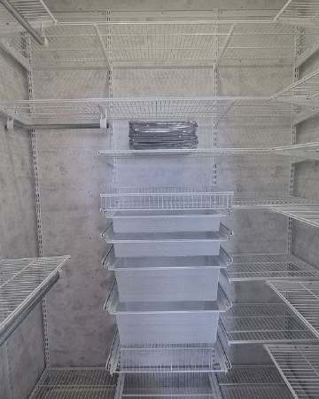Белая П-образная гардеробная с выдвижными корзинами, ~1,8×1,5 м, фото 1