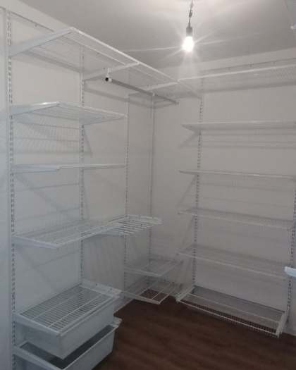 Белая П-образная гардеробная с выдвижными корзинами, ~1,8×2,1 м, фото 1