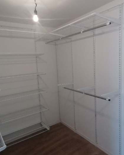 Белая П-образная гардеробная с выдвижными корзинами, ~1,8×2,1 м, фото 2
