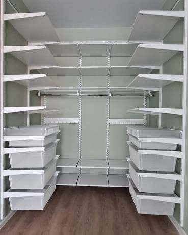 Белая П-образная гардеробная с выдвижными корзинами, ~1,8×2,5 м, фото 1
