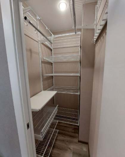 Белая П-образная гардеробная с выдвижными корзинами, ~1,2×2 м, фото 3
