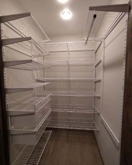 Белая П-образная гардеробная с выдвижными корзинами, ~1,8×2,1 м, фото 1