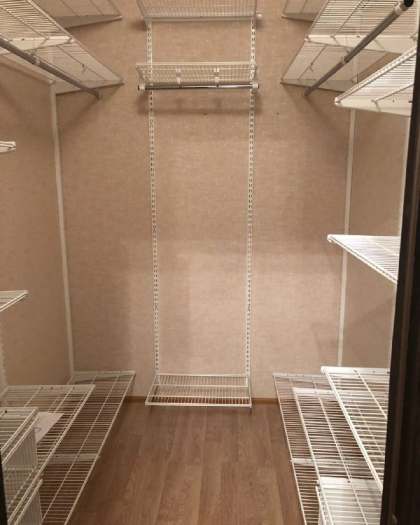 Белая П-образная гардеробная с выдвижными корзинами, ~1,8×2,1 м, фото 1