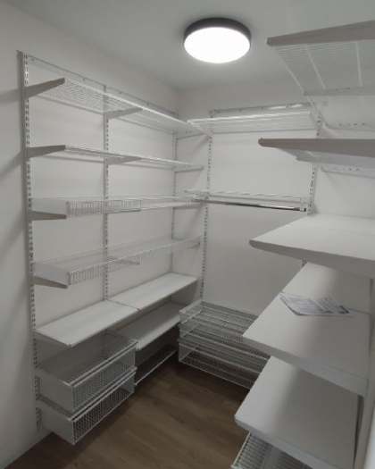 Белая П-образная гардеробная с выдвижными корзинами, ~2,4×1,8 м, фото 1