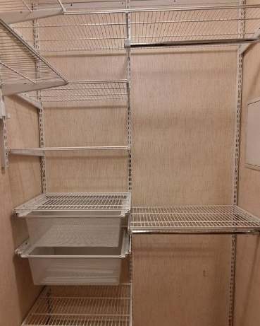 Белая П-образная гардеробная с выдвижными корзинами, ~1,2×1,8 м, фото 2