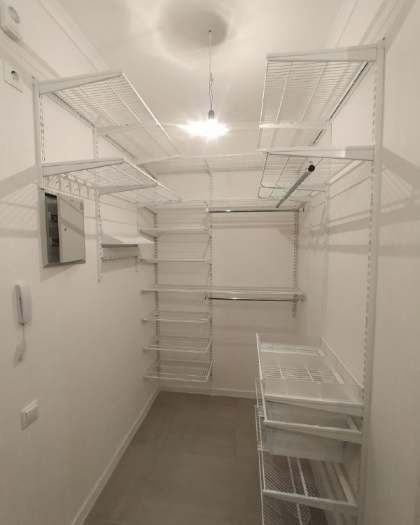 Белая П-образная гардеробная с выдвижными корзинами, ~1,8×2,4 м, фото 1