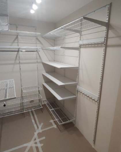 Белая П-образная гардеробная с выдвижными корзинами, ~1,8×2,4 м, фото 1