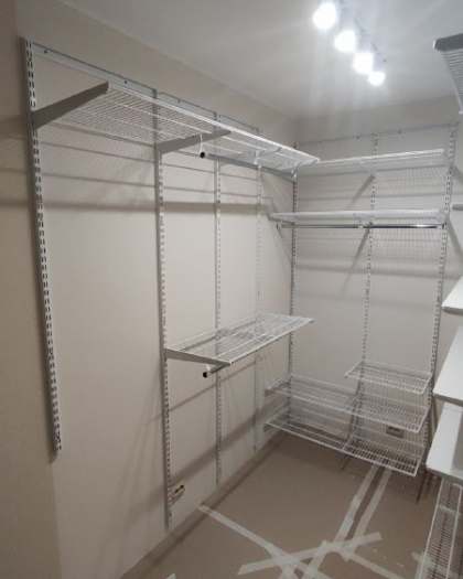 Белая П-образная гардеробная с выдвижными корзинами, ~1,8×2,4 м, фото 2