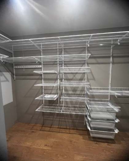 Белая П-образная гардеробная с выдвижными корзинами, ~2,7×1,8 м, фото 3