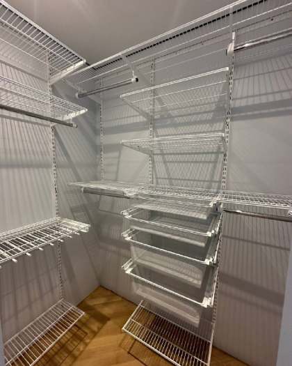 Белая П-образная гардеробная с выдвижными корзинами, ~1,8×1,5 м, фото 1