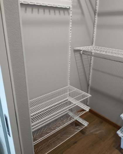 Белая П-образная гардеробная с выдвижными корзинами, ~1,5×1,2 м, фото 2