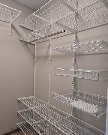 Белая П-образная гардеробная с выдвижными корзинами, ~1,8×2,4 м, фото 3