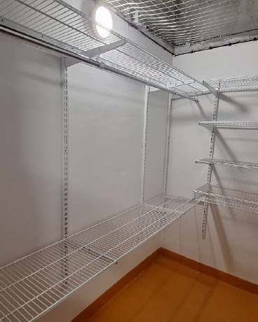 Белая П-образная гардеробная с выдвижными корзинами, ~1,5×2,2 м, фото 1