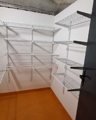 Белая П-образная гардеробная с выдвижными корзинами, ~1,5×2,2 м, фото 2