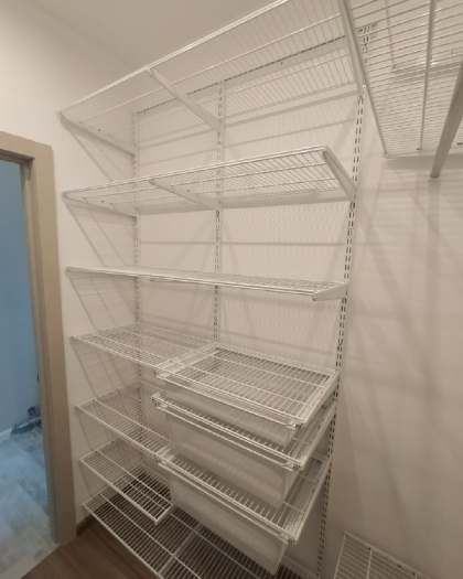 Белая П-образная гардеробная с выдвижными корзинами, ~2,4×1,8 м, фото 5
