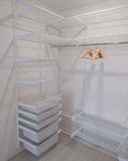 Белая П-образная гардеробная с выдвижными корзинами, ~2,2×1,8 м, фото 1