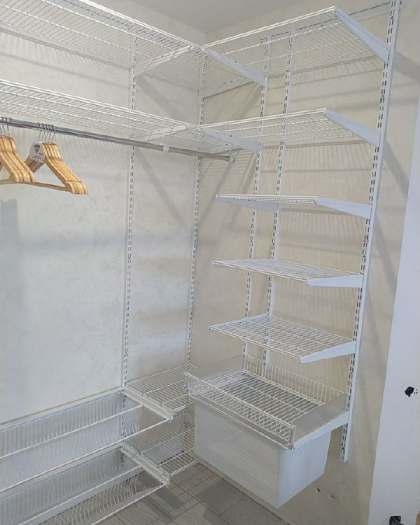 Белая П-образная гардеробная с выдвижными корзинами, ~2,2×1,8 м, фото 2