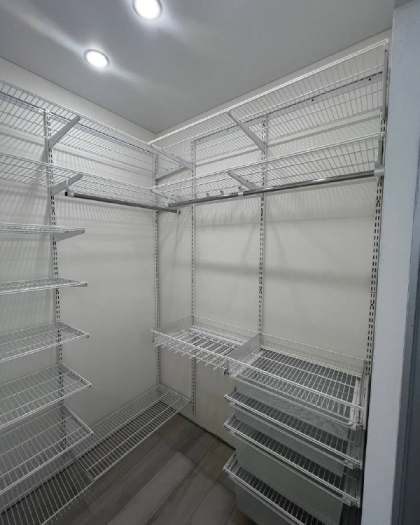 Белая П-образная гардеробная с выдвижными корзинами, ~2,4×2 м, фото 2