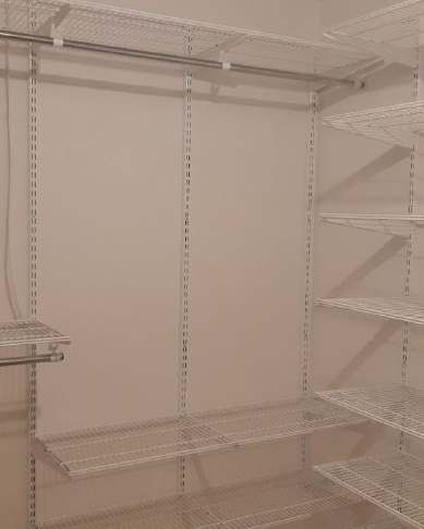 Белая П-образная гардеробная с выдвижными корзинами, ~3×2,4 м, фото 4
