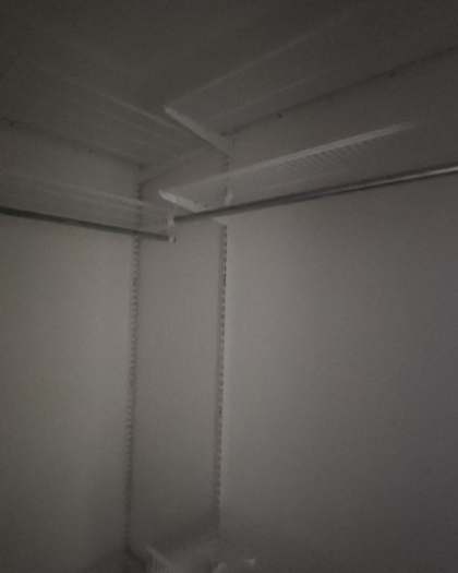 Белая П-образная гардеробная с выдвижными корзинами, ~1,8×1,6 м, фото 3