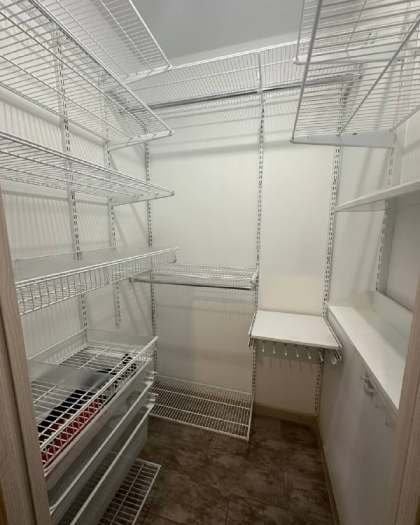 Белая П-образная гардеробная с выдвижными корзинами, ~1,5×2 м, фото 1