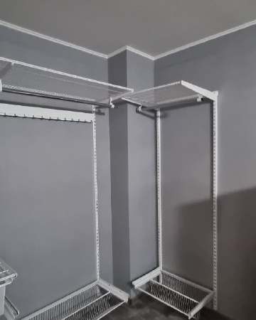 Белая П-образная гардеробная с выдвижными корзинами, ~2×1,7 м, фото 1