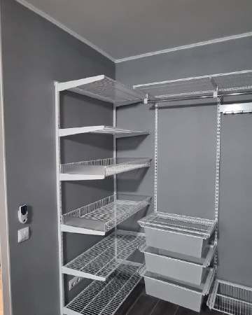 Белая П-образная гардеробная с выдвижными корзинами, ~2×1,7 м, фото 3