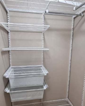 Белая П-образная гардеробная с выдвижными корзинами, ~1,4×1,8 м, фото 2