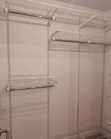 Белая П-образная гардеробная с выдвижными корзинами, ~1,2×2,2 м, фото 1