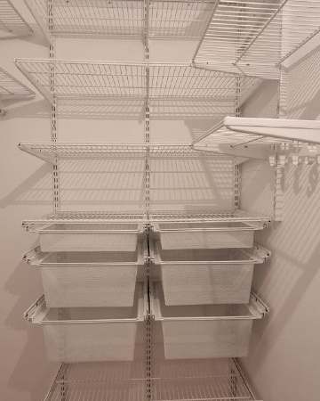 Белая П-образная гардеробная с выдвижными корзинами, ~1,2×2,2 м, фото 2