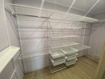 Белая П-образная гардеробная с выдвижными корзинами, фото 2