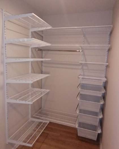 Белая П-образная гардеробная с выдвижными корзинами, ~1,5×1,5 м, фото 1