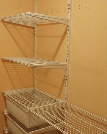 Белая П-образная гардеробная с выдвижными корзинами, ~1,6×2,1 м, фото 3