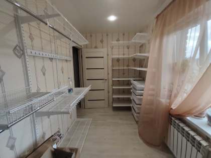 Белая П-образная гардеробная с выдвижными корзинами, фото 2
