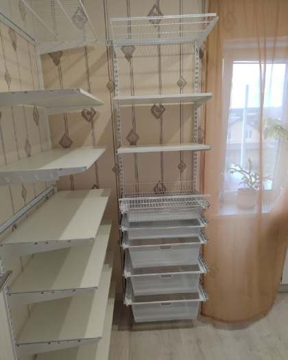 Белая П-образная гардеробная с выдвижными корзинами, фото 4