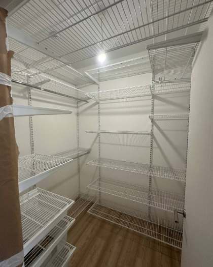 Белая П-образная гардеробная с выдвижными корзинами, ~1,8×2,1 м, фото 1