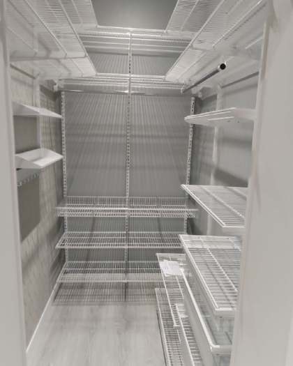 Белая П-образная гардеробная с выдвижными корзинами, ~1,8×2,1 м, фото 2