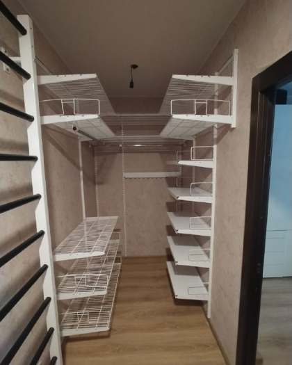 Белая П-образная гардеробная с выдвижными корзинами, ~1,5×2 м, фото 1