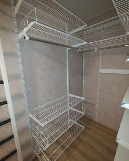 Белая П-образная гардеробная с выдвижными корзинами, ~1,5×2 м, фото 2