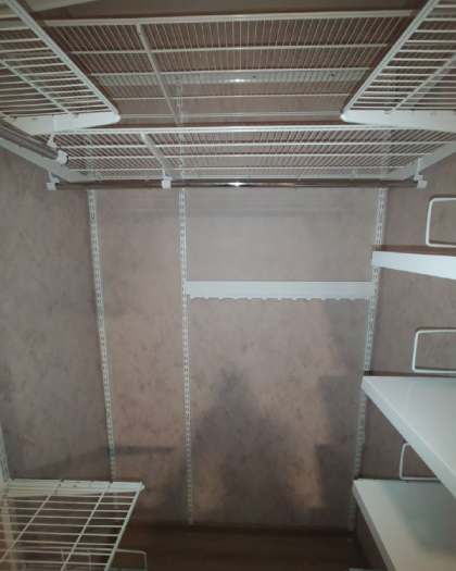 Белая П-образная гардеробная с выдвижными корзинами, ~1,5×2 м, фото 3