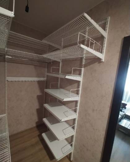 Белая П-образная гардеробная с выдвижными корзинами, ~1,5×2 м, фото 4