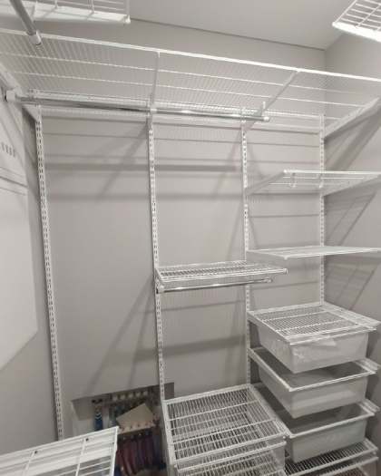 Белая П-образная гардеробная с выдвижными корзинами, ~2×2,6 м, фото 2