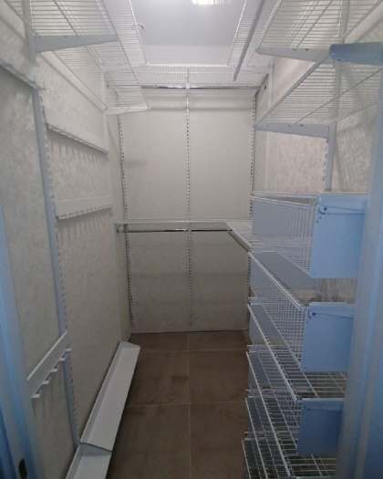 Белая П-образная гардеробная с выдвижными корзинами, ~1,5×2,2 м, фото 1