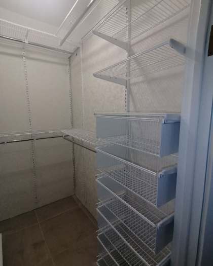 Белая П-образная гардеробная с выдвижными корзинами, ~1,5×2,2 м, фото 2